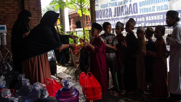 Kepedulian Ustaz Abu Kahfi kepada siswa tunarungu, membuat dirinya mendirikan pesantren khusus tunarungu. Tujuannya untuk belajar Al Quran lewat bahasa isyarat.