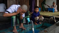 Kepedulian Ustaz Abu Kahfi terhadap tunarungu muncul belasan tahun yang lalu saat masih tinggal di Bandung dan membuka pengajian untuk penyandang tunarungu.