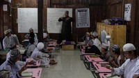 Kemudian, Ustaz Abu Kahfi berinisiatif untuk mendirikan pesantren khusus tunarungu dengan tujuan membantu mereka belajar dan mengaji Al Quran menggunakan bahasa isyarat.