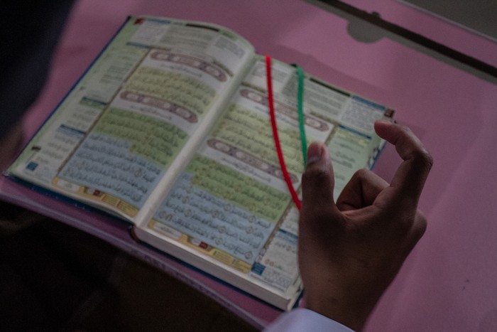 Kepedulian Ustaz Abu Kahfi kepada siswa tunarungu, membuat dirinya mendirikan pesantren khusus tunarungu. Tujuannya untuk belajar Al Quran lewat bahasa isyarat.