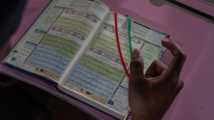 Kepedulian Ustaz Abu Kahfi kepada siswa tunarungu, membuat dirinya mendirikan pesantren khusus tunarungu. Tujuannya untuk belajar Al Quran lewat bahasa isyarat.