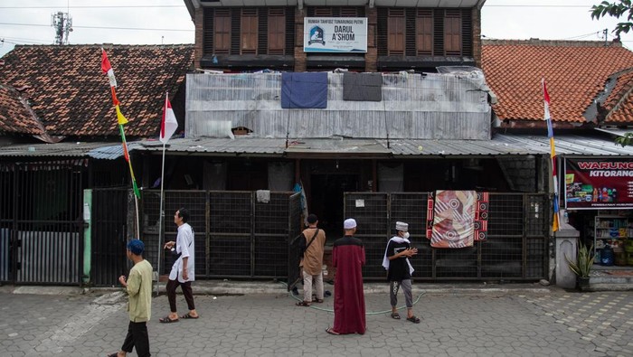 Belajar Melantunkan Al Qur'an dengan Bahasa Isyarat Kepedulian Ustaz Abu Kahfi kepada siswa tunarungu, membuat dirinya mendirikan pesantren khusus tunarungu. Tujuannya untuk belajar Al Quran lewat bahasa isyarat.