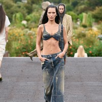 Setelan two pieces tampaknya menjadi salah satu tren Spring/Summer 2023. Bella Hadid pun cukup sering membawakan tampilan demikian seperti gaya dari fashion show Givenchy ini.Foto: Instagram