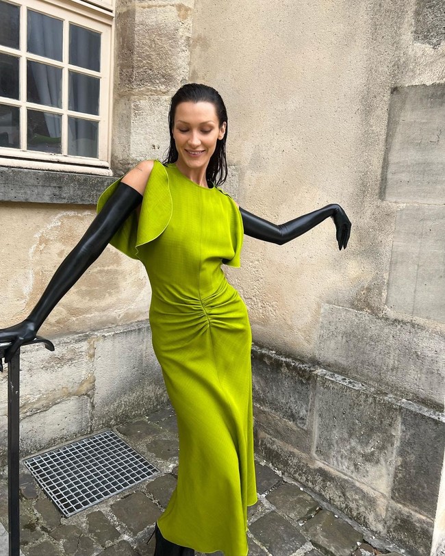 Bella Hadid juga berjalan untuk debut fashion show Victoria Beckham di Paris Fashion Week. Foto: Instagram