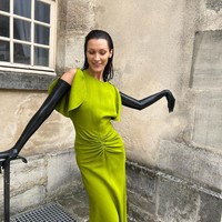 Bella Hadid juga berjalan untuk debut fashion show Victoria Beckham di Paris Fashion Week. Foto: Instagram