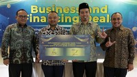PT Bank Syariah Indonesia Tbk (BSI) kembali menunjukan komitmennya dalam peningkatan inklusi keuangan syariah melalui penandatanganan perjanjian kerja sama dengan LinkAja Syariah, sehingga nasabah dompet digital tersebut dapat melakukan transaksi tarik tunia di mesin ATM bank syariah terbesar di Tanah Air itu.