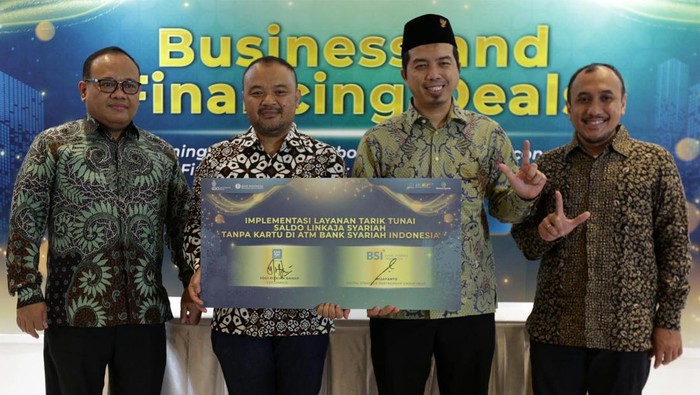 Direktur Information Technology BSI Achmad Syafi’i (kiri pertama) saat menyaksikan penandatanganan perjanjian kerja sama BSI dengan LinkAja terkait implementasi layanan tarik tunai saldo LinkAja Syariah tanpa kartu di seluruh ATM BSI oleh Group Head Digital Strategic Partnership BSI Wijayanto Group (kiri kedua) dengan  Direktur Utama LinkAja Yogi Rizkian Bahar (kanan kedua) dan disaksikan juga oleh VP LinkAja Syariah Niko Fajar Utama (kanan pertama) pada acara Indonesia Sharia Economic Festival (ISEF) 2022 di  JCC, Jakarta (6/10)
