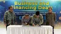 Direktur Information Technology BSI Achmad Syafii menyaksikan penandatanganan perjanjian kerja sama BSI dengan LinkAja terkait implementasi layanan tarik tunai saldo LinkAja Syariah tanpa kartu di seluruh ATM BSI oleh Group Head Digital Strategic Partnership BSI Wijayanto Group dengan Direktur Utama LinkAja Yogi Rizkian Bahar di acara Indonesia Sharia Economic Festival (ISEF) 2022, Jakarta (6/10).
