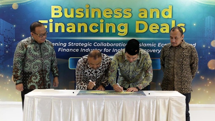 BSI Gandeng LinkAja Direktur Information Technology BSI Achmad Syafi’i (kiri pertama) saat menyaksikan penandatanganan perjanjian kerja sama BSI dengan LinkAja terkait implementasi layanan tarik tunai saldo LinkAja Syariah tanpa kartu di seluruh ATM BSI oleh Group Head Digital Strategic Partnership BSI Wijayanto Group (kiri kedua) dengan Direktur Utama LinkAja Yogi Rizkian Bahar (kanan kedua) dan disaksikan juga oleh VP LinkAja Syariah Niko Fajar Utama (kanan pertama) pada acara Indonesia Sharia Economic Festival (ISEF) 2022 di JCC, Jakarta (6/10)