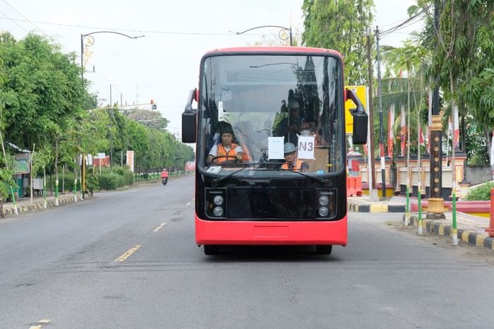 Bus listrik E-Inobus Bus listrik E-Inobus