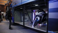 Salah satu peserta memamerkan bus dengan bagasi yang luas. Bagasi itu mampu mengankut sepeda motor.
