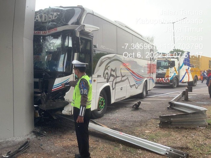 Bus tabrak tiang fly over setelah menyalip dari bahu jalan di Tol Sidoarjo