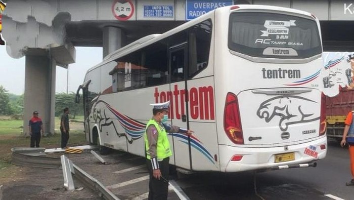 bus tentrem tabrak tiang flyover tol sidoarjo