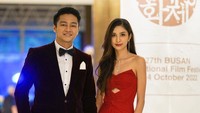 Kehadiran Deva Mahenra dan Mikha Tambayong ke BIFF 2022 dalam rangka world premiere serial Teluh Darah. (Foto: dok. Instagram @miktambayong)