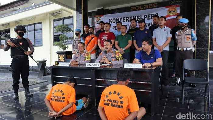 Dua tersangka pembunuhan sekeluarga dalam septic tank di Way Kanan, Lampung.