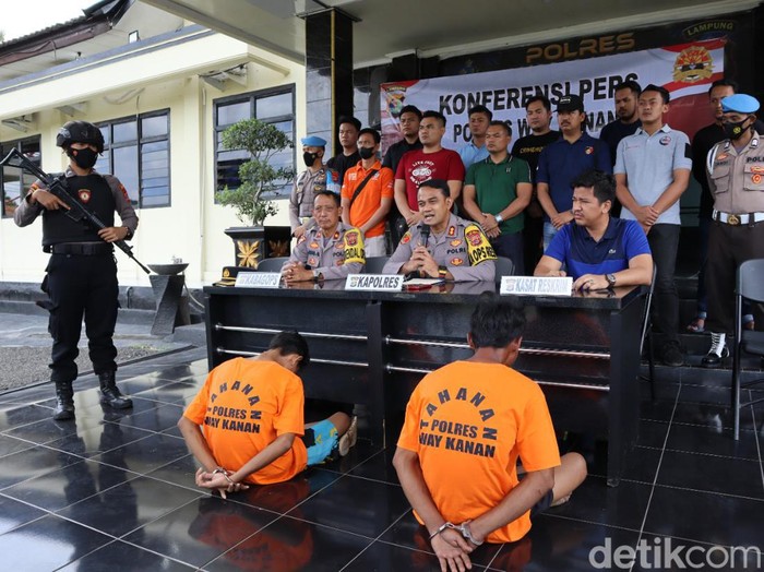 Dua tersangka pembunuhan sekeluarga dalam septic tank di Way Kanan, Lampung.