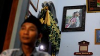Foto Andi Hariyanto dan mendiang istrinya Gebi Asta Putri Purwoko, yang tewas dalam kerusuhan dan penyerbuan baru-baru ini setelah pertandingan sepak bola antara Arema FC dan Persebaya Surabaya di stadion Kanjuruhan, digantung di dinding di rumahnya di Malang, provinsi Jawa Timur, Indonesia, 4 Oktober 2022.