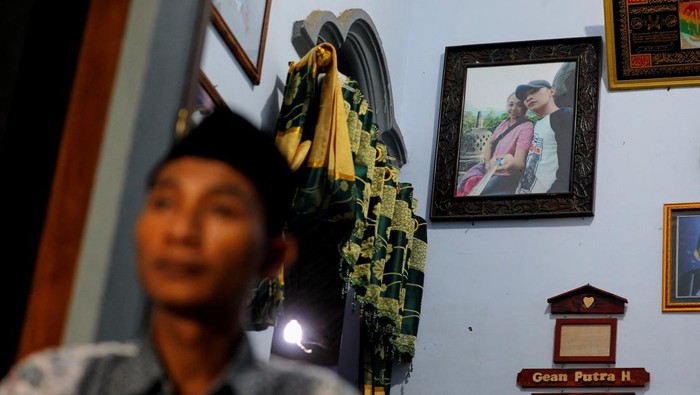 Duka Andi Hariyanto, Kehilangan Istri-Anak di Tragedi Kanjuruhan Andi Hariyanto, 36, a husband who lost his wife and two adopted children in a recent riot and stampede following a soccer match between Arema FC and Persebaya Surabaya at Kanjuruhan stadium, plays with his 2-year-old son Gean Putra Hariyanto, at his house in Malang, East Java province, Indonesia, October 4, 2022. REUTERS/Willy Kurniawan REFILE - CORRECTING RELATIONSHIP AND AGE