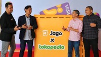Head of Merchant Business Bank Jago Vincent Soegijanto turut hadir mendampingi Product Manager Senior Lead Tokopedia Hatta Bagus Himawan dan Owner Sakha Coffee Roastery/merchant Tokopedia Teuku Andi bersama Personal Finance Enthusiast Dani Rachmat saat melakukan edukasi manajemen keuangan digital ke para merchant Tokopedia di Bandung, Kamis (6/10).