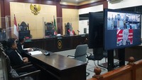 Jaksa menuntut Indra Kenz 15 tahun penjara karena meyakini terdakwa bersalah melakukan pidana judi online, penyebaran berita bohong (hoax) melalui media elektronik sehingga mengakibatkan kerugian konsumen melalui transaksi elektronik, penipuan atau perbuatan curang, dan tindak pidana pencucian uang (TPPU), didakwa dengan pasal berlapis dalam kasus investasi bodong aplikasi Binomo. (ANTARA FOTO/Muhammad Iqbal)  