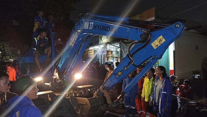 Eskavator disiagakan di lokasi robohnya tembok MTsN 19 Podok Labu