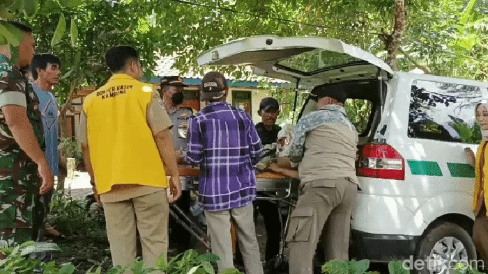 Evakuasi pria yang dipasung di Sukabumi.