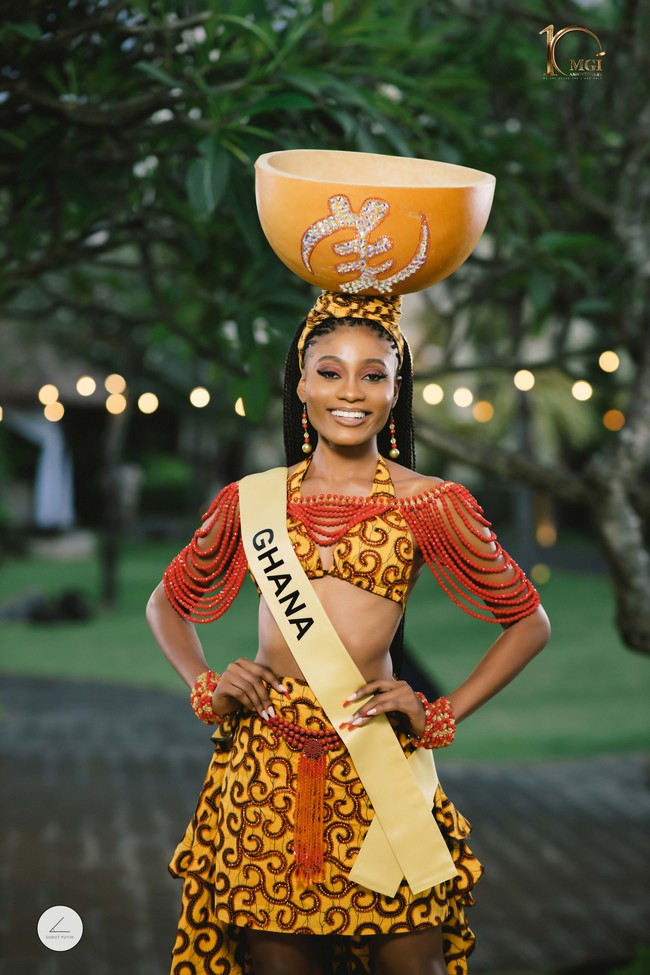 Miss Grand Ghana 2022 Pamela Clement mencuri atensi dengan penampilan uniknya di momen sashing ceremony Miss Grand International 2022 di Bali.  Foto: Dok. Yayasan Dunia Mega Bintang