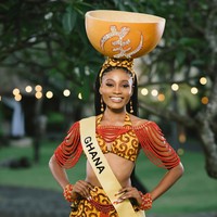 Miss Grand Ghana 2022 Pamela Clement mencuri atensi dengan penampilan uniknya di momen sashing ceremony Miss Grand International 2022 di Bali.  Foto: Dok. Yayasan Dunia Mega Bintang