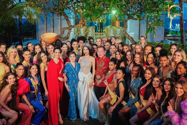 Direktur Nasional Miss Grand International Indonesia Ivan Gunawan menjelaskan sashing Ceremony ini merupakan kegiatan awal dari rangkaian acara Miss Grand International 2022. “Awalnya mereka datang menggunakan sash atau selempang bertuliskan nama negara masing-masing. Sekarang mereka menggunakan sash resmi Miss Grand International 2022. Artinya, mereka telah resmi menjadi finalis Miss Grand International 2022,” jelas Ivan. Foto: Dok. Yayasan Dunia Mega Bintang