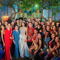Direktur Nasional Miss Grand International Indonesia Ivan Gunawan menjelaskan sashing Ceremony ini merupakan kegiatan awal dari rangkaian acara Miss Grand International 2022. “Awalnya mereka datang menggunakan sash atau selempang bertuliskan nama negara masing-masing. Sekarang mereka menggunakan sash resmi Miss Grand International 2022. Artinya, mereka telah resmi menjadi finalis Miss Grand International 2022,” jelas Ivan. Foto: Dok. Yayasan Dunia Mega Bintang