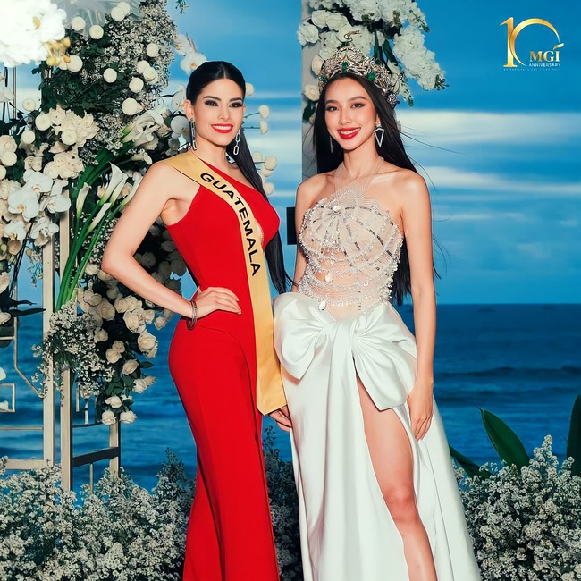Dalam sashing ceremony Miss Grand International 2021 Nguyen Thuc Thuy Tien menyematkan langsung sash Miss Grand International 2022 kepada masing-masing kontestan. Setelahnya pemenang Miss Grand International 2021 ini berfoto bersama para finalis. Foto: Dok. Yayasan Dunia Mega Bintang