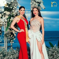Dalam sashing ceremony Miss Grand International 2021 Nguyen Thuc Thuy Tien menyematkan langsung sash Miss Grand International 2022 kepada masing-masing kontestan. Setelahnya pemenang Miss Grand International 2021 ini berfoto bersama para finalis. Foto: Dok. Yayasan Dunia Mega Bintang