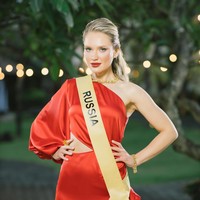 Dan inilah Miss Grand International asal Rusia Ekaterina Astashenkova. Menanggapi penolakan finalis Ukraina terhadapnya, Ekaterina berkomentar menentang kekerasan. Wanita yang mengaku berasal dari keluarga Ukraina itu mengatakan ingin menyebar perdamaian. Foto: Dok. Yayasan Dunia Mega Bintang