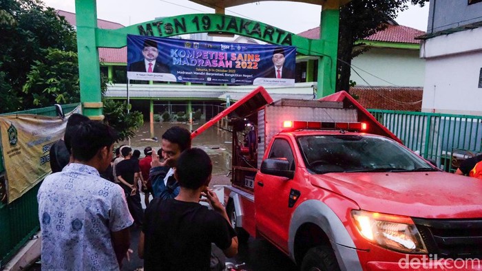 Peristiwa tembok roboh di Madrasah Tsanawiyah Negeri (MTsN) 19 di Pondok Labu, Cilandak, Jakarta Selatan, menewaskan 3 siswa. Berikut foto-foto situasi terkini.