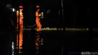 Hingga pukul 19.00 WIB, petugas masih berada di lokasi.