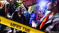 Garis polisi terpasang di depan MTsN 19 Pondok Labu.