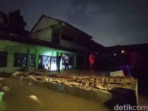 Pilu 3 Siswa Tewas Tertimpa Tembok Gegara Banjir di Pondok Labu
