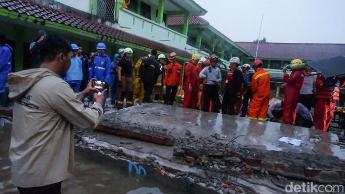 Peristiwa tembok roboh di Madrasah Tsanawiyah Negeri (MTsN) 19 di Pondok Labu, Cilandak, Jakarta Selatan, menewaskan 3 siswa. Berikut foto-foto situasi terkini.