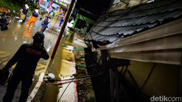 Foto-foto Lengkap Tembok Roboh di MTsN 19 Pondok Labu Peristiwa tembok roboh di Madrasah Tsanawiyah Negeri (MTsN) 19 di Pondok Labu, Cilandak, Jakarta Selatan, menewaskan 3 siswa. Berikut foto-foto situasi terkini.