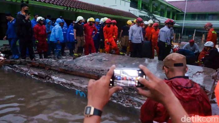 Foto-foto Lengkap Tembok Roboh di MTsN 19 Pondok Labu Peristiwa tembok roboh di Madrasah Tsanawiyah Negeri (MTsN) 19 di Pondok Labu, Cilandak, Jakarta Selatan, menewaskan 3 siswa. Berikut foto-foto situasi terkini.