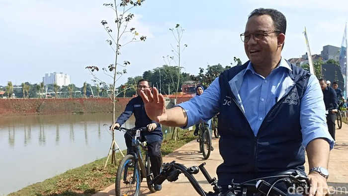 Gubernur DKI Anies Baswedan meresmikan Ruang Limpah Sungai Brigif di Jagakarsa. Menurutnya, ruang terbuka publik ini dibangun dengan konsep berbasis alam. (Tiara Aliya/detikcom)