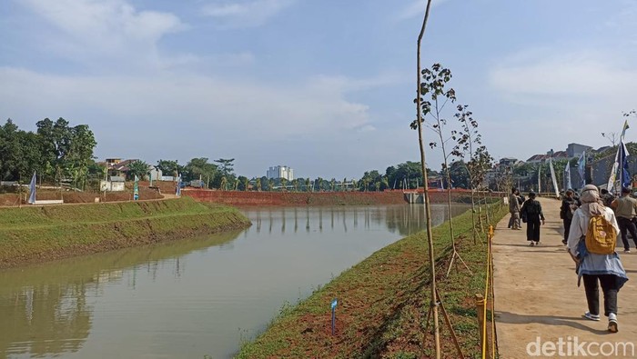 Gubernur DKI Anies Baswedan meresmikan Ruang Limpah Sungai Brigif di Jagakarsa. Menurutnya, ruang terbuka publik ini dibangun dengan konsep berbasis alam. (Tiara Aliya/detikcom)