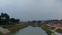 Anies menjelaskan prinsip kerja ruang limpah sungai ini mengadopsi konsep naturalisasi Sungai Kallang di Bishan-Ang Mo Kio Park, Singapura. Menurutnya, ruang limpah bisa dijadikan taman sewaktu musim kering dan menjadi penampungan air saat musim penghujan. (Tiara Aliya/detikcom)