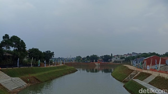 Gubernur DKI Anies Baswedan meresmikan Ruang Limpah Sungai Brigif di Jagakarsa. Menurutnya, ruang terbuka publik ini dibangun dengan konsep berbasis alam. (Tiara Aliya/detikcom)