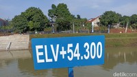 Keterangan ketinggian di tepi sungai. ELV+54,300 artinya titik itu ada di ketinggian 54,3 meter di atas permukaan laut (mdpl) (Tiara Aliya/detikcom)