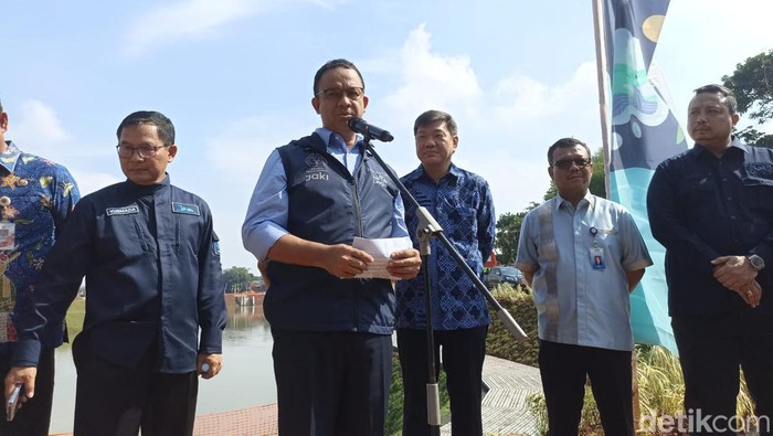 Gubernur DKI Anies Baswedan meresmikan Ruang Limpah Sungai Brigif di Jagakarsa. Menurutnya, ruang terbuka publik ini dibangun dengan konsep berbasis alam. (Tiara Aliya/detikcom)