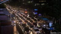 Sejumlah kendaraan hanya dapat melajukan kendaraannya secara perlahan dikarenakan kemacetan yang parah.