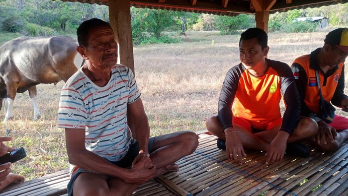 I Nengah Serinten ditemui Tim Basarnas Karangasem di rumahnya, Kamis (6/10/2022).