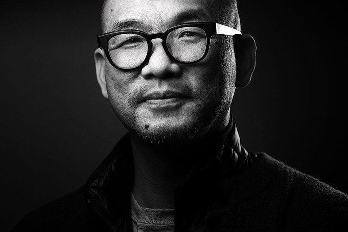 Ilustrator Korea Kim Jung Gi Meninggal Dunia South Korean comic streep writer Kim Jung-gi poses in Paris on March 16, 2016. (Photo by JOEL SAGET / AFP) / BLACK AND WHITE VERSION (Photo credit should read JOEL SAGET/AFP via Getty Images)