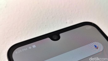 Bagian atasnya terdapat kamera 60 MP. Foto: Adi Fida Rahman/detikINET